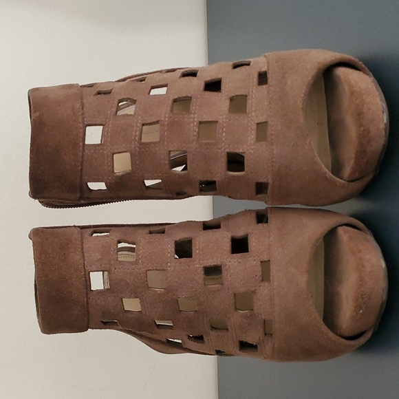 Heels - Picture 2 of 5